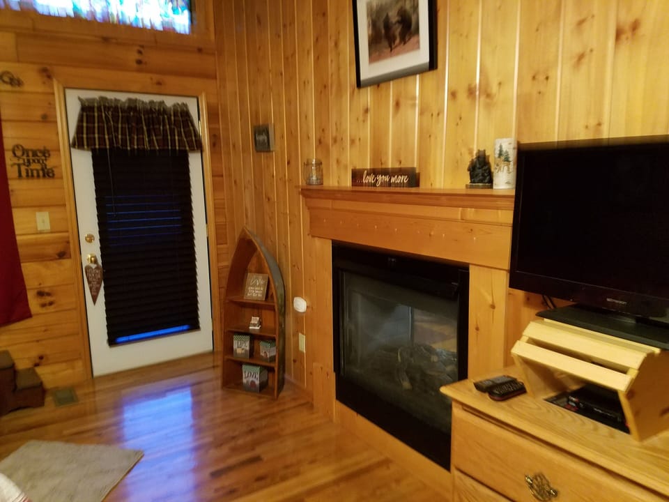 Fireplace in bedroom - seasonal