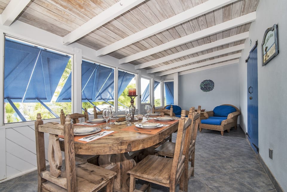 Alfresco Dining In the Screened Porch