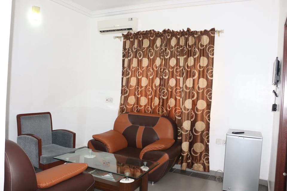 Business Suite | In-room safe, desk, free WiFi