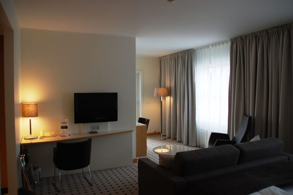 Junior Suite | Living area | Flat-screen TV