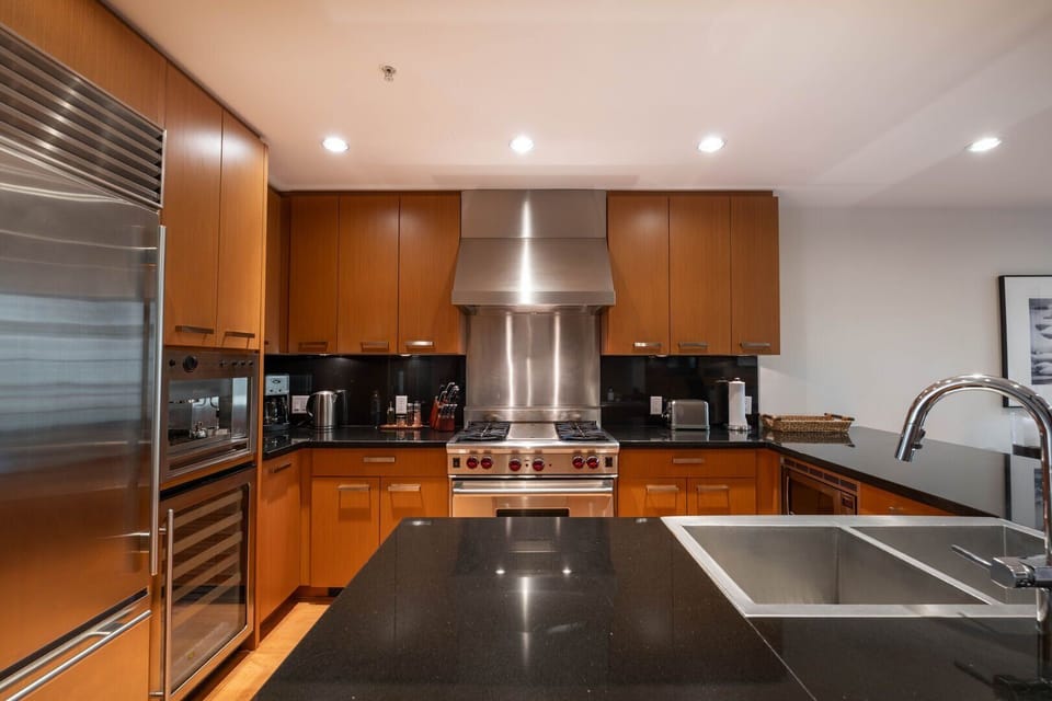 Full kitchen: Stainless steel appliances