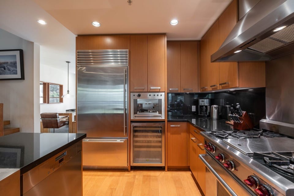 Full kitchen: Stainless steel appliances