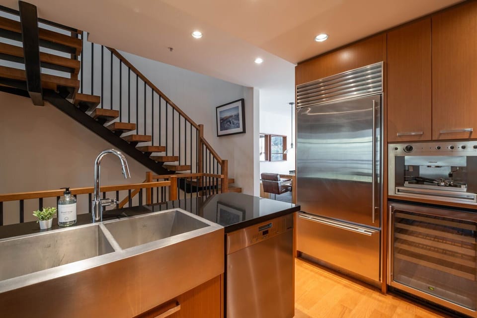 Full kitchen: Stainless steel appliances