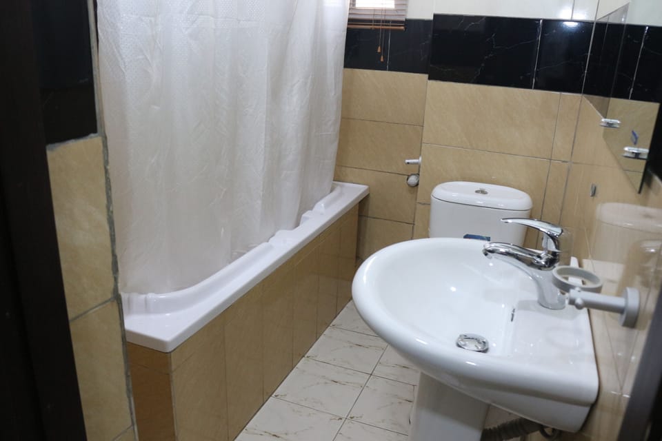 Deep soaking tub, free toiletries, towels