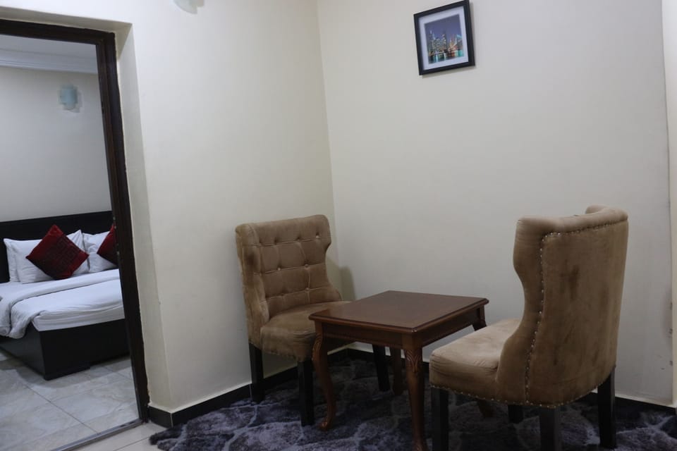 Premium bedding, in-room safe, desk, laptop workspace