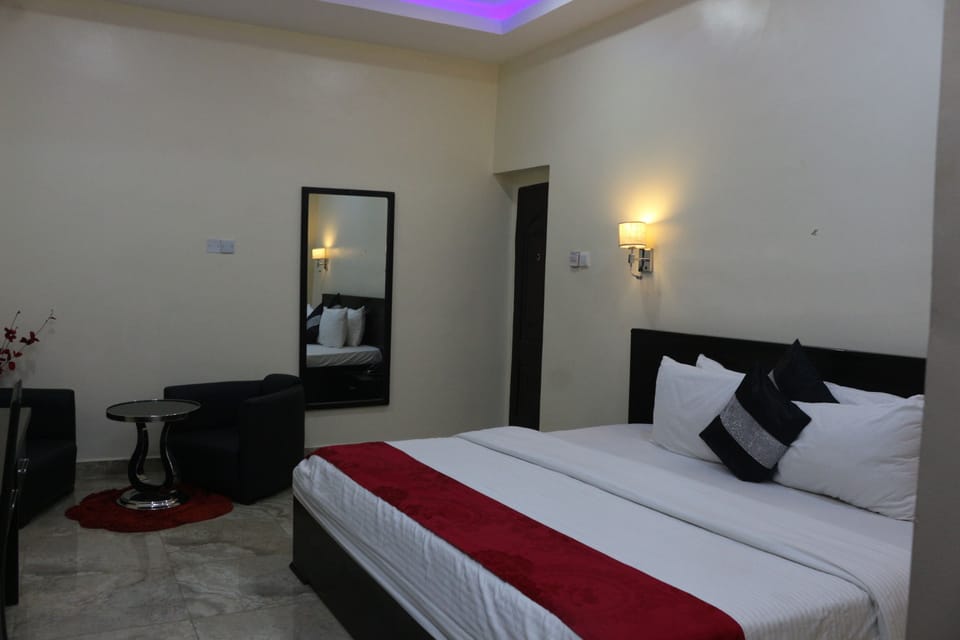 Basic Suite | Premium bedding, in-room safe, desk, laptop workspace