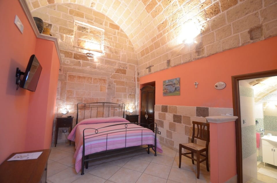 Double Room | Desk, free WiFi, bed sheets