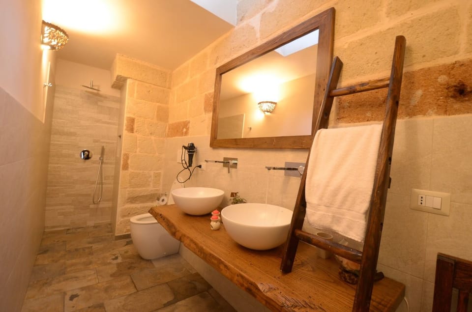 Shower, rainfall showerhead, free toiletries, hair dryer