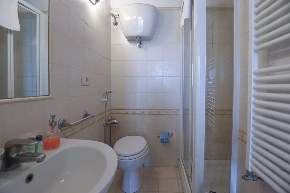 Duplex (Claudio) | Bathroom | Shower, free toiletries, hair dryer, towels