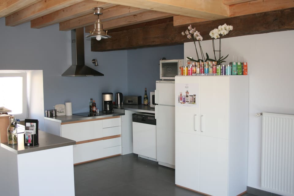 Shared fridge, microwave, stovetop, cookware/dishes/utensils