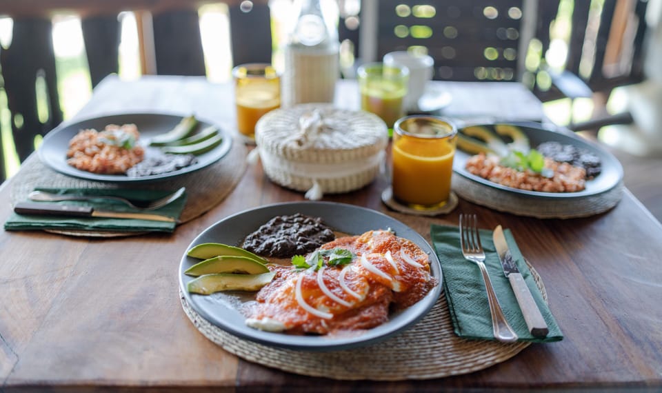 Daily cooked-to-order breakfast (MXN 240 per person)