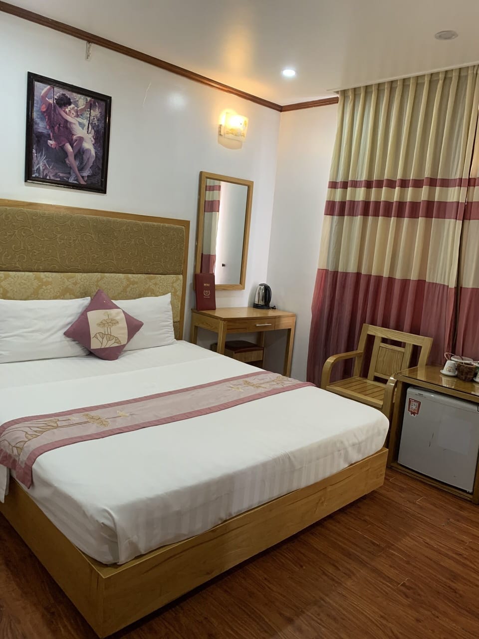 Double Room Single Use | Living area | Flat-screen TV