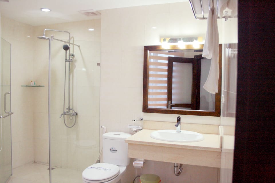 Double Room | Bathroom | Shower, free toiletries, hair dryer