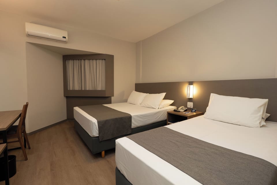 Traditional Triple Room | Minibar, desk, blackout drapes, iron/ironing board