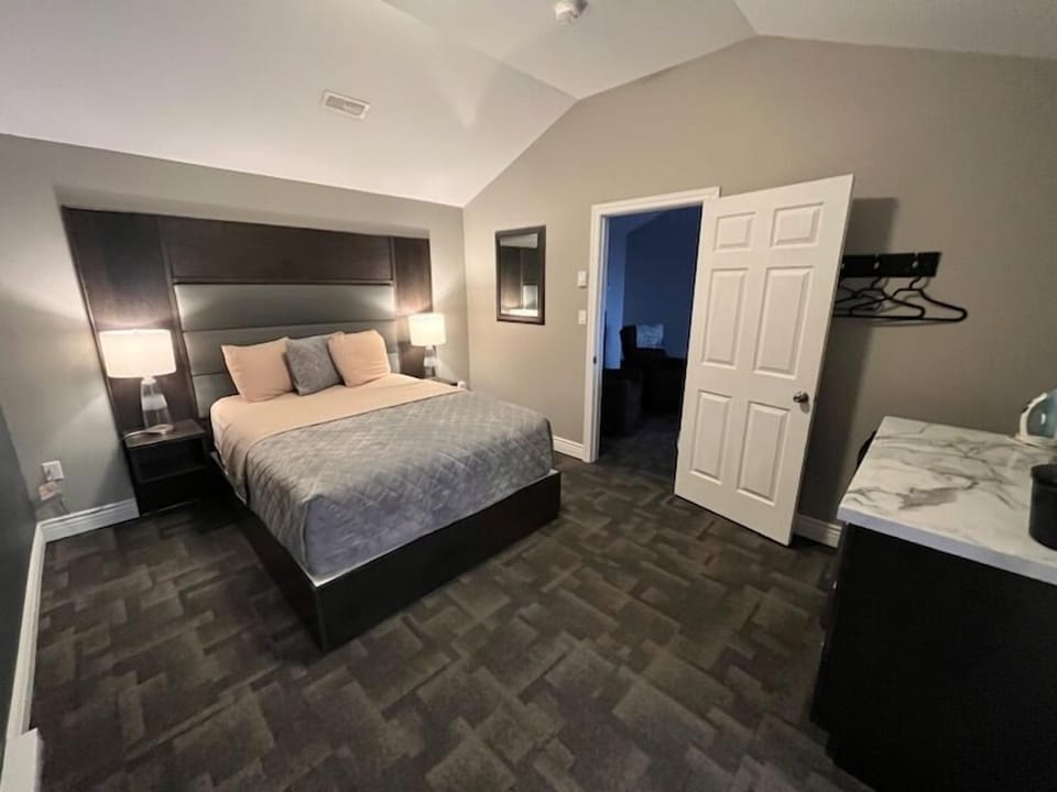 Executive Suite, 1 Queen Bed, Ocean View | Premium bedding, iron/ironing board, free WiFi, bed sheets