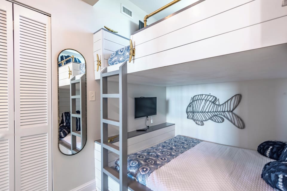 Queen size bunkbed in the hallway nook.