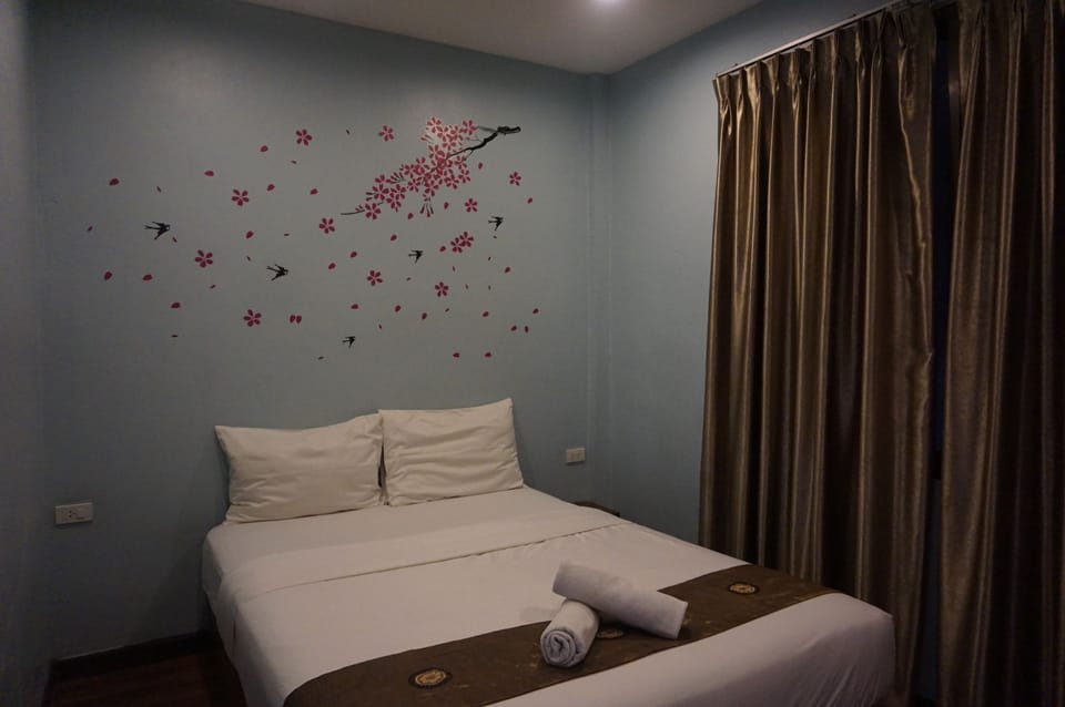 Standard Room | Blackout drapes