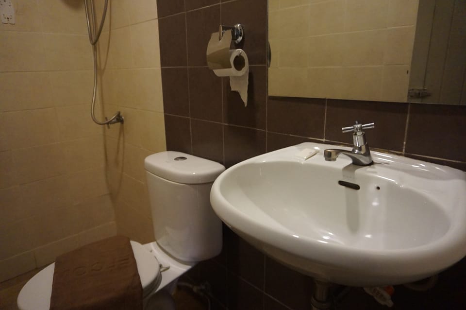 Standard Room | Bathroom | Shower, free toiletries, towels
