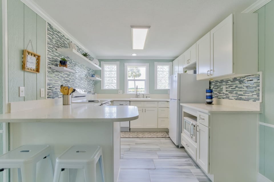One Bedroom Waterfront Cottage #1821 - No Pets Allowed | Private kitchen | Fridge, microwave, oven, stovetop