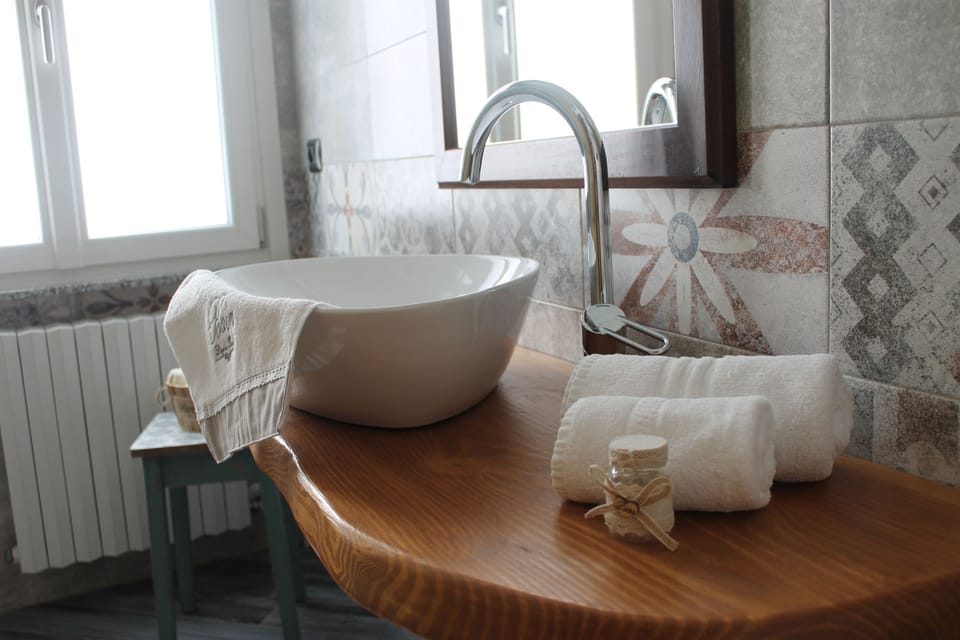 Superior Double or Twin Room | Bathroom | Shower, free toiletries, hair dryer, slippers