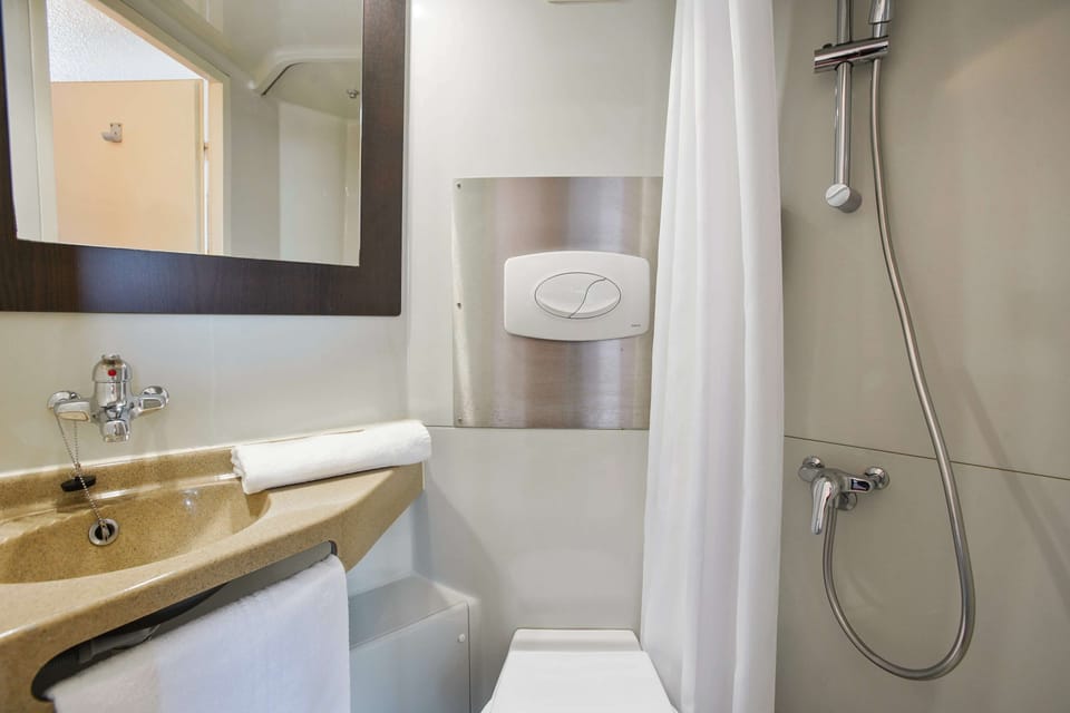 Shower, eco-friendly toiletries, towels