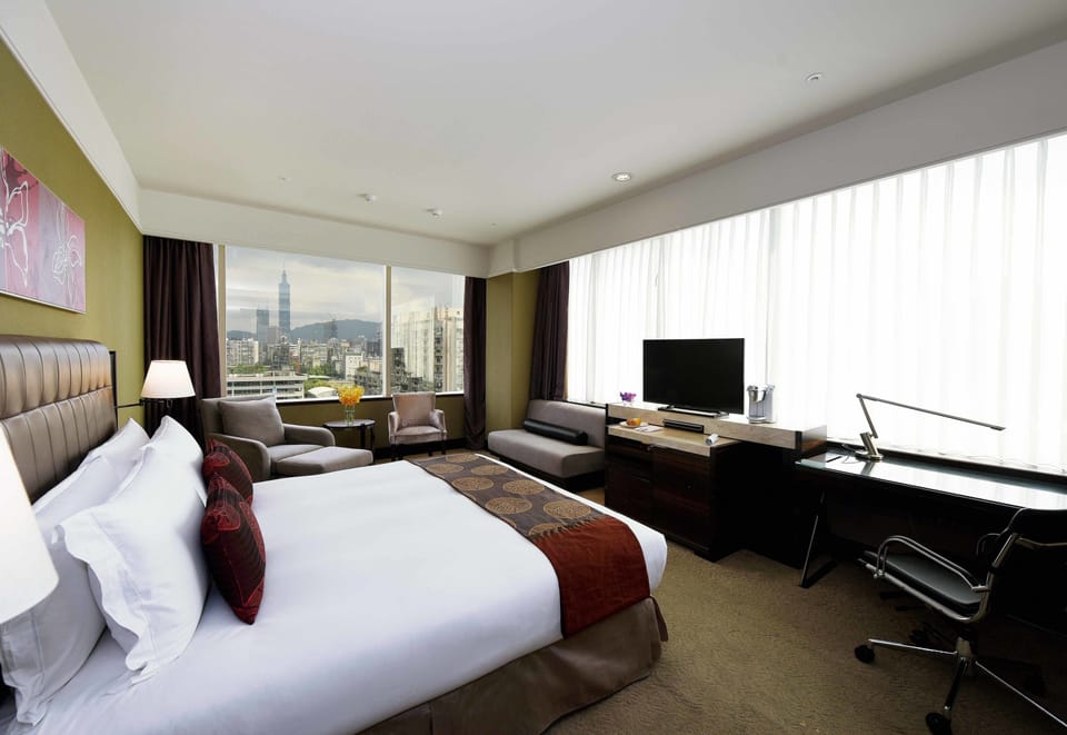 Premium bedding, in-room safe, desk, blackout drapes