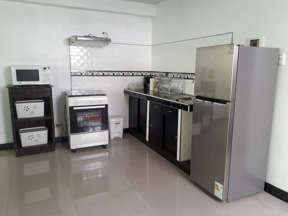 Full-size fridge, microwave, oven, stovetop