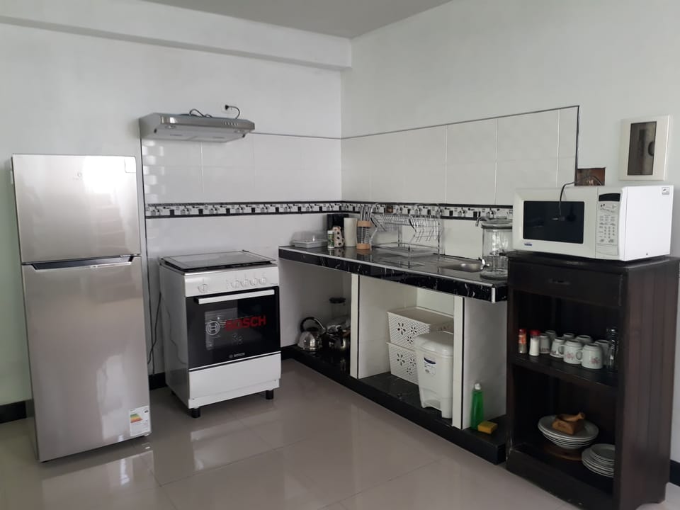 Full-size fridge, microwave, oven, stovetop