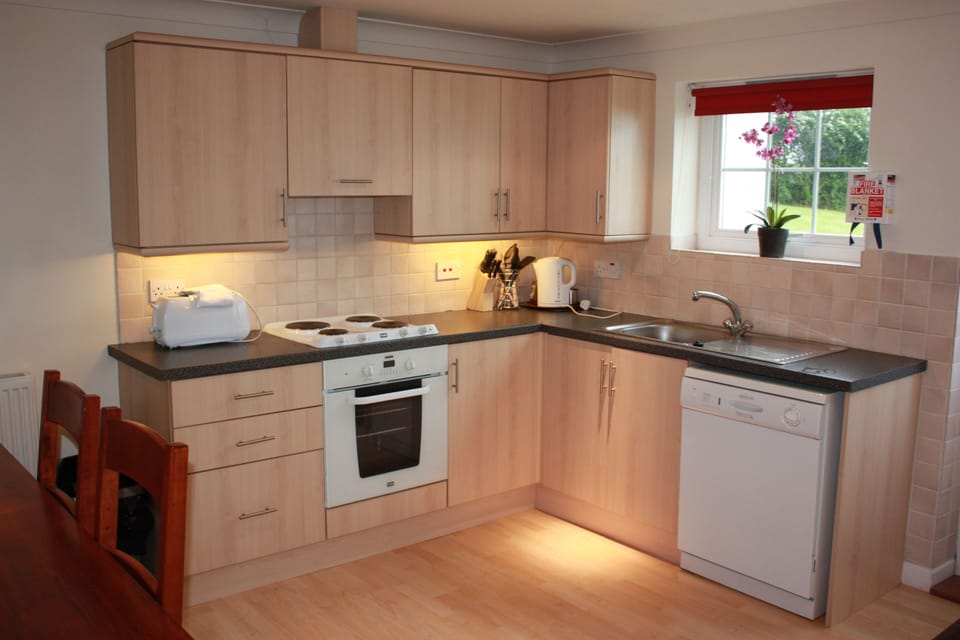 MODEREN WELL EQUIPPED KITCHEN WITH  NEW CROCKERY AND CUTLERY DISHWASHER & FRIDGE