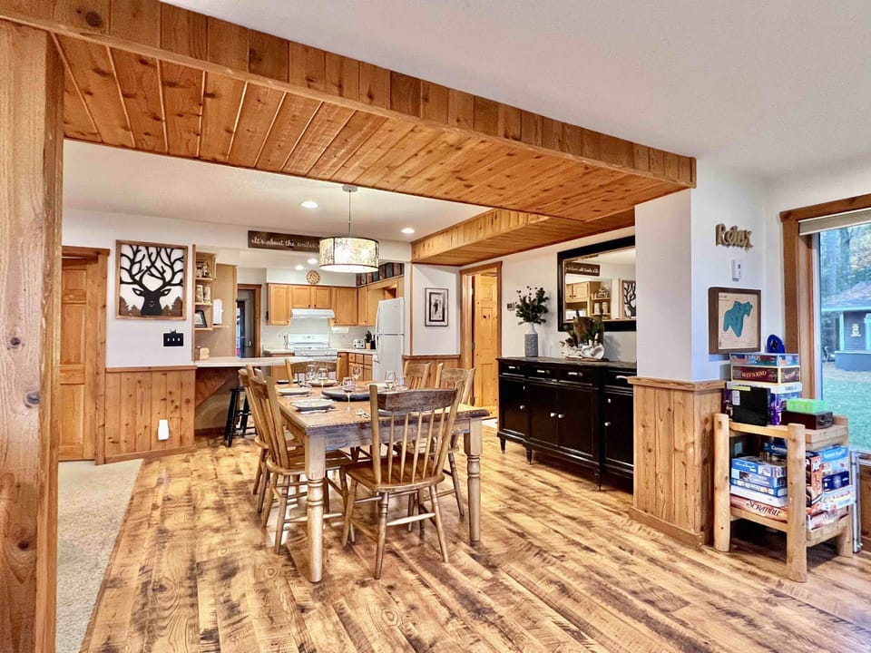 A bright and cheery cabin for a memorable lake vacation