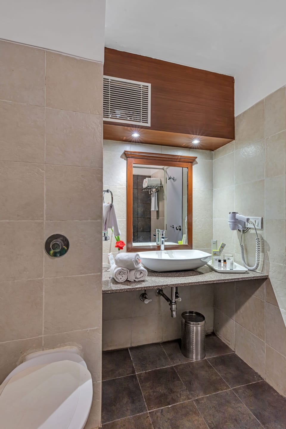 Hotel Unit (Superior Room) | Bathroom | Shower, hair dryer, towels