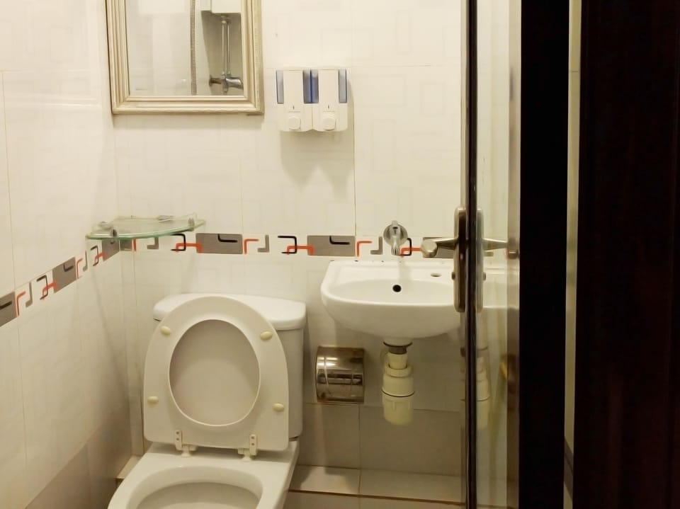 Shower, free toiletries, hair dryer
