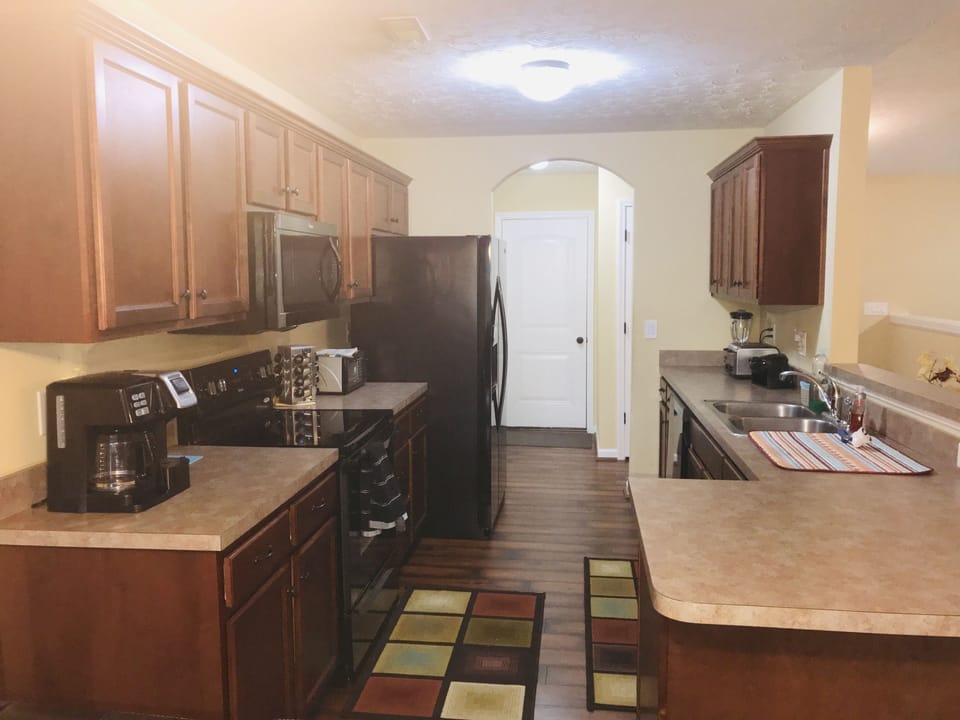 Coffee/tea maker, fridge, microwave, oven