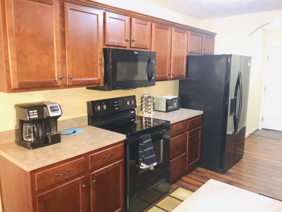 Coffee/tea maker, fridge, microwave, oven