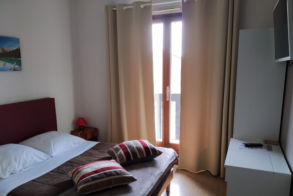 Basic Double Room, Balcony | Individually decorated, individually furnished, desk, blackout drapes