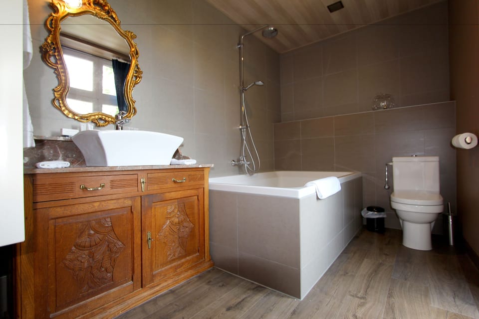 Double Room (4) | Bathroom | Shower, free toiletries, hair dryer, towels
