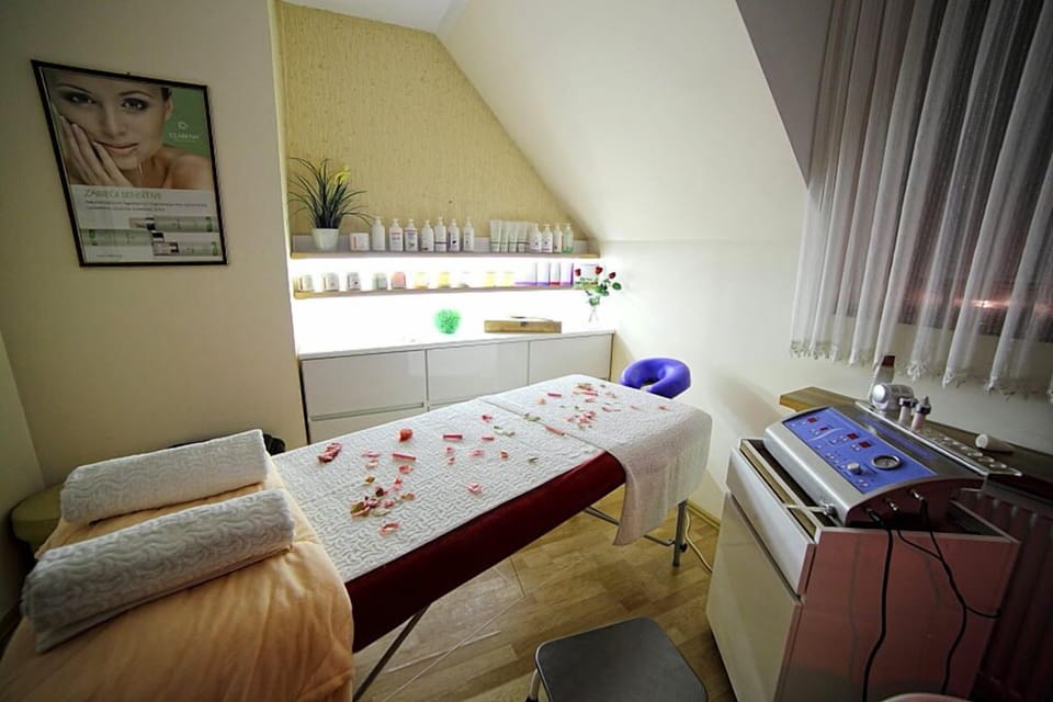 Body treatments, body scrubs, facials, 1 treatment room