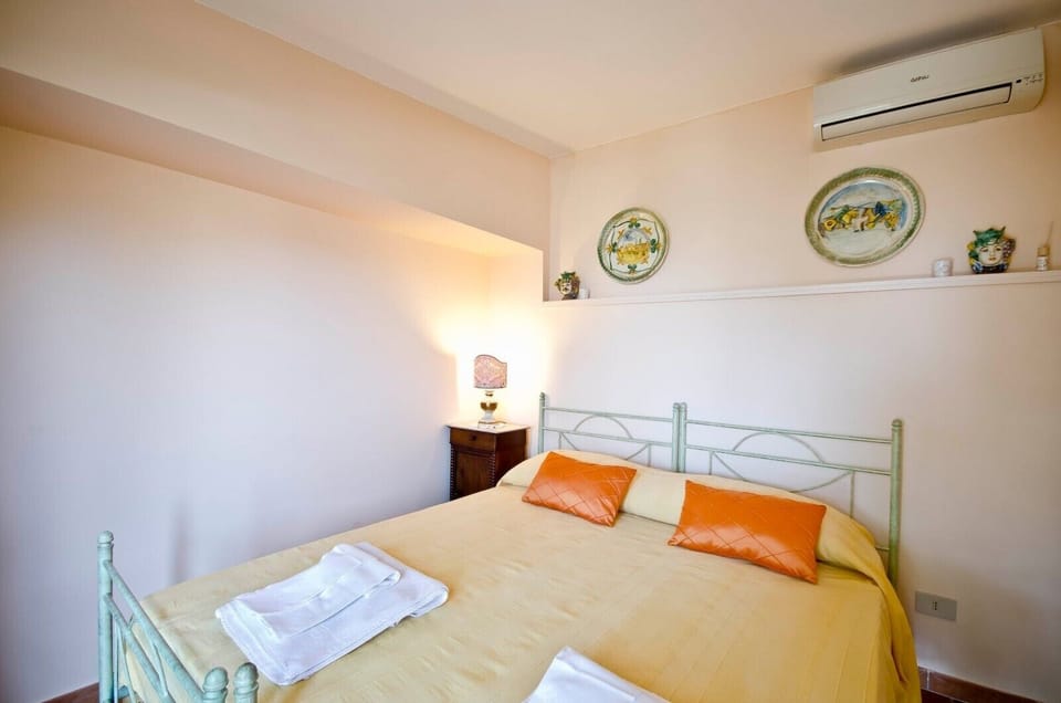 Double Room, 1 Queen Bed | Minibar, desk, cribs/infant beds, free WiFi