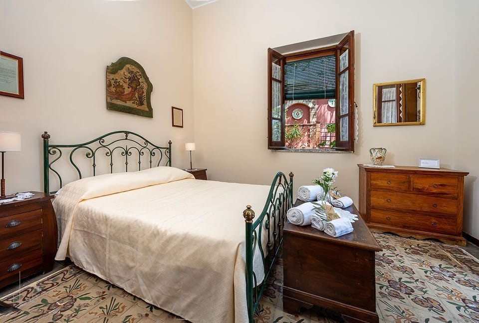 Double Room, 1 Queen Bed | Minibar, desk, cribs/infant beds, free WiFi