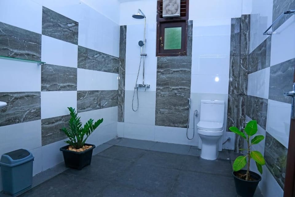Shower, rainfall showerhead, free toiletries, bathrobes