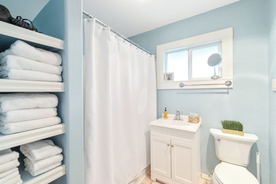 2nd-Full Bathroom on Main Floor | Tub-Shower Combination | Plush Towels | Soap | Shampoo-Conditioner