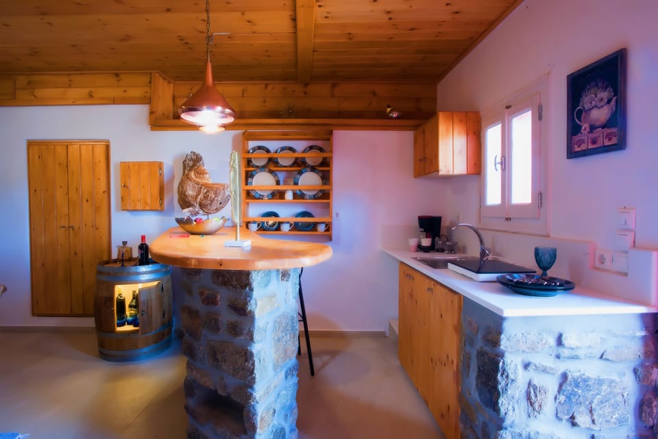 Private suite | Private kitchenette | Fridge, stovetop, cookware/dishes/utensils
