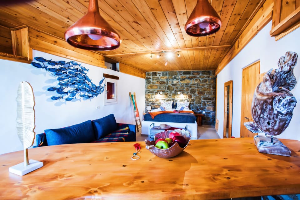Private suite | Living area | Flat-screen TV