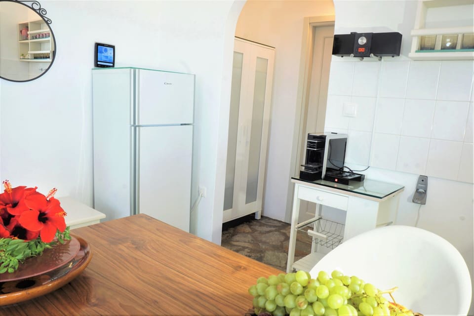 Fully equipped kitchen and sea view living room (1st floor bungalow)