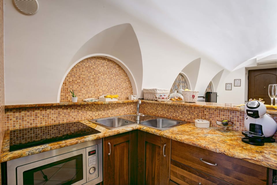 Standard Double Room, Kitchenette | Private kitchenette | Fridge, microwave, stovetop, coffee/tea maker
