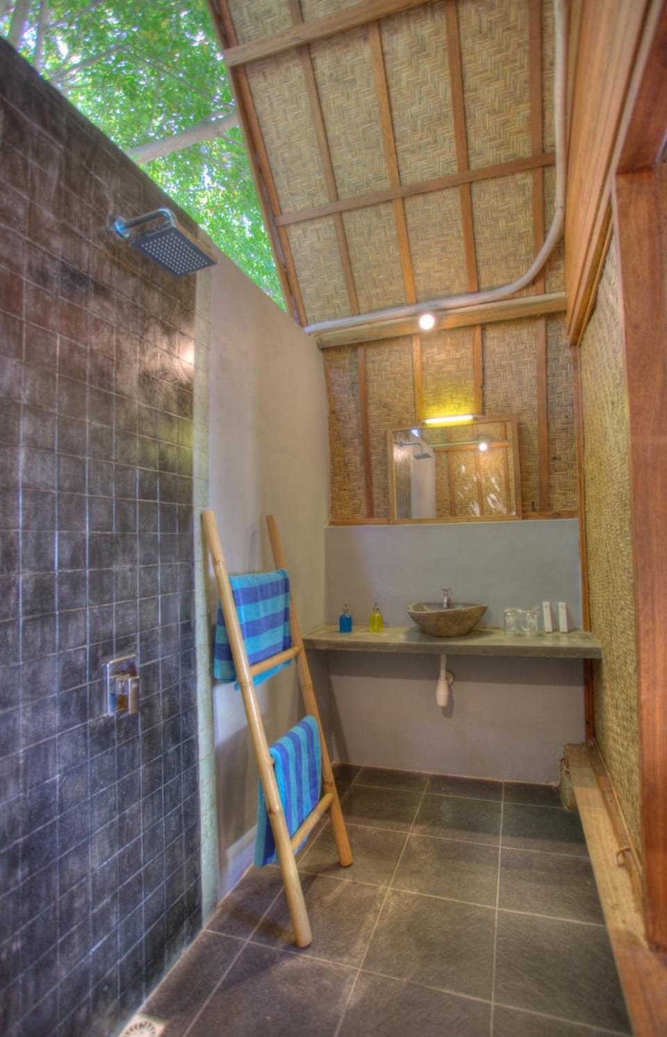 Shower, free toiletries, towels