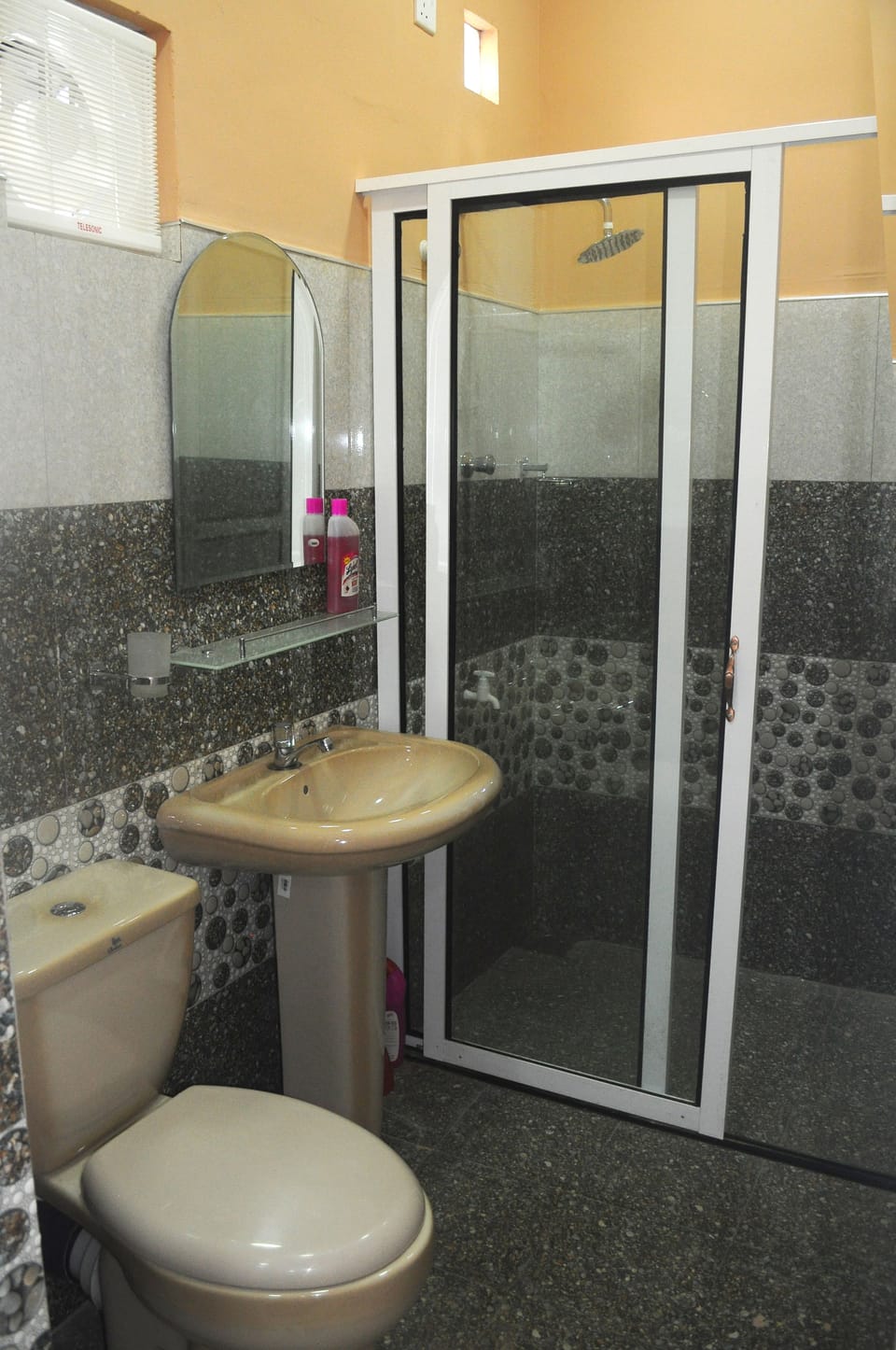 Shower, rainfall showerhead, free toiletries, bathrobes