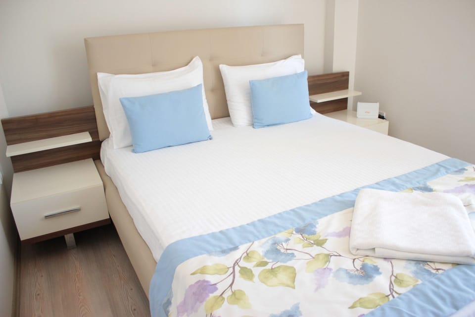 Deluxe Triple Room, 2 Bedrooms | Egyptian cotton sheets, premium bedding, WiFi (free), bed sheets