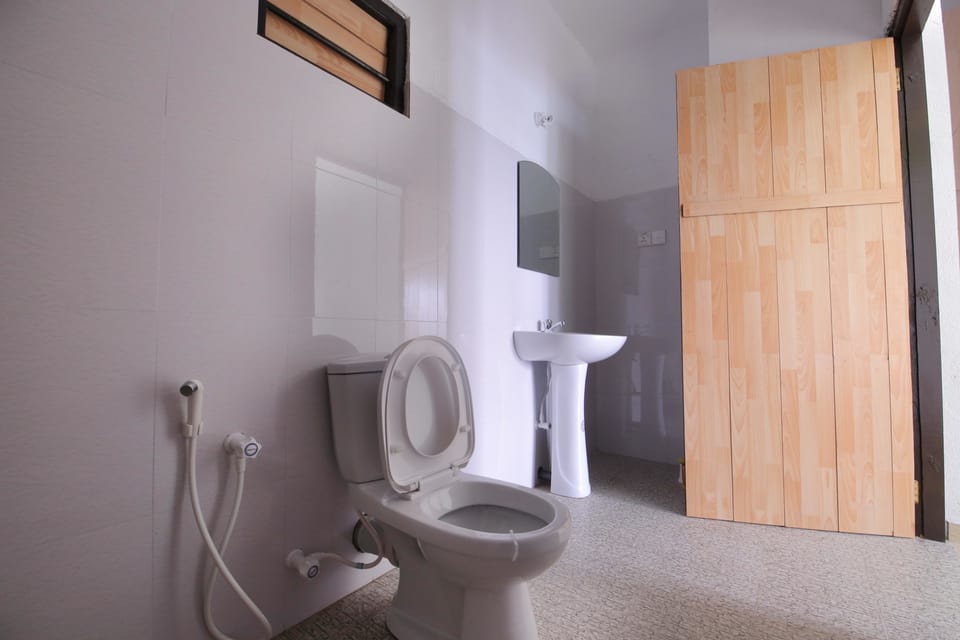 Shower, free toiletries, hair dryer, bidet
