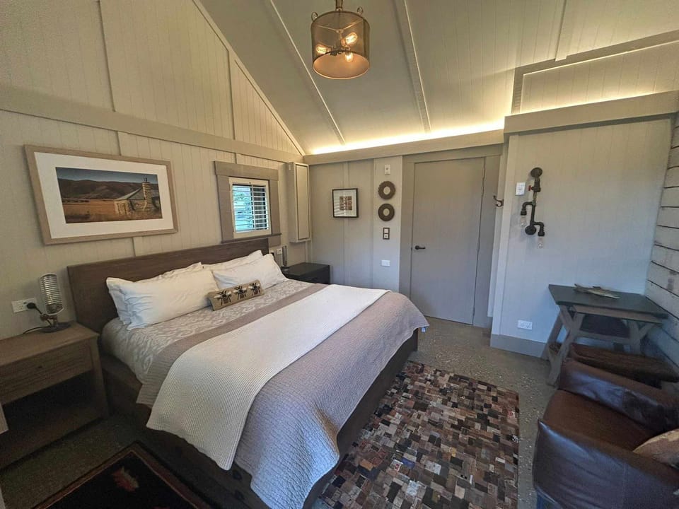 Premium Chalet | Premium bedding, blackout drapes, soundproofing, WiFi (free)